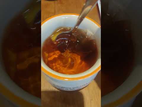 把冰塊放入熱紅茶 台北車站二樓的貳樓餐廳