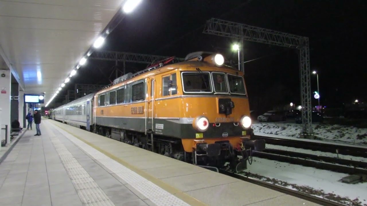 Zielono-pomarańczowa ósemka EP08-001 ,,Świnka'' z Plantami z Krakowa Płaszowa do Wrocławia Głównego.