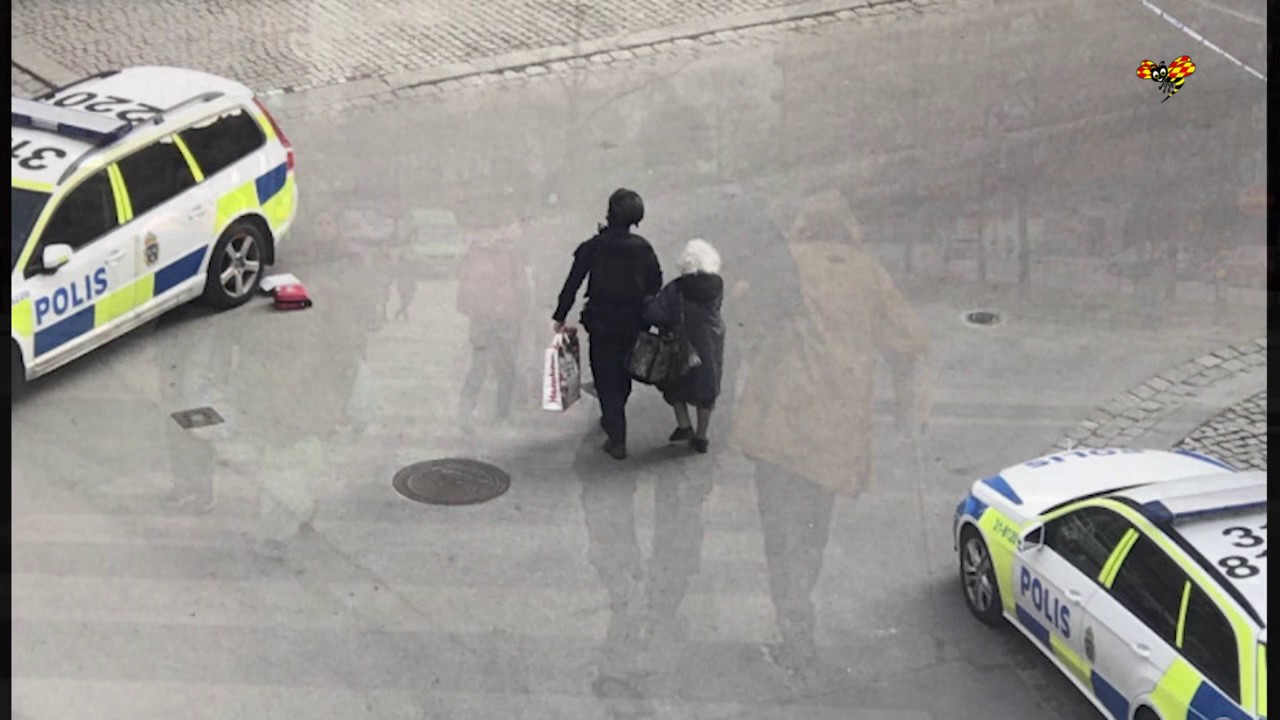 Här hyllas svensk polis efter terrorattacken i Stockholm