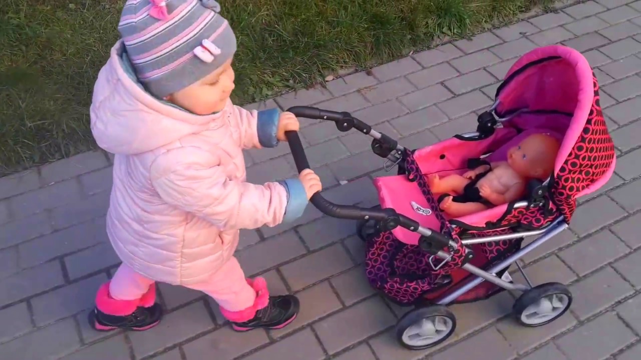 2 letnia dziewczynka pcha wózek, spacer z wózkiem dla lalek/ 2 year old girl pushing stroller HD