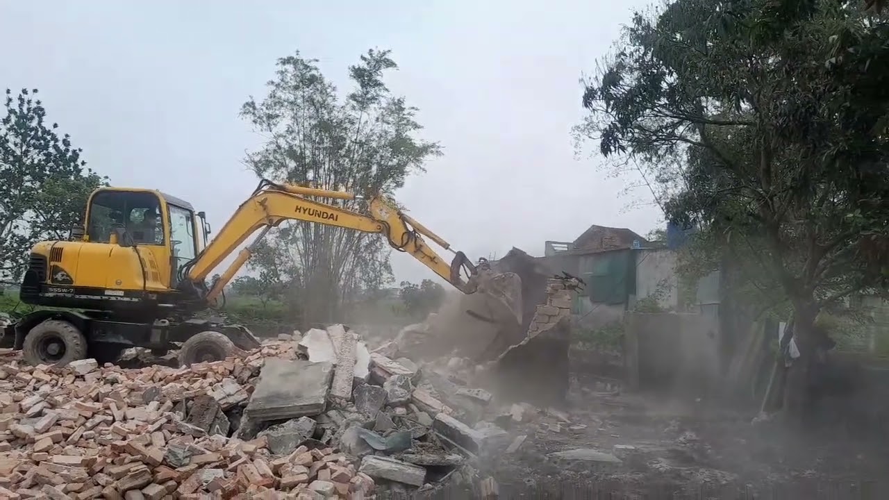 Máy múc phá dỡ nhà bác  hằng toán