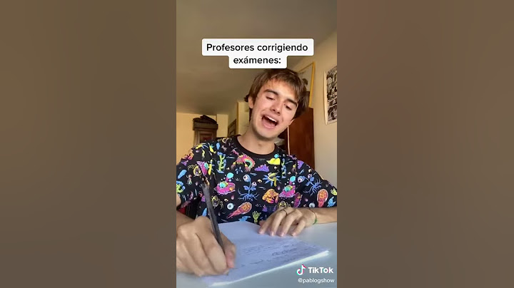 Profesor corrigiendo exámenes