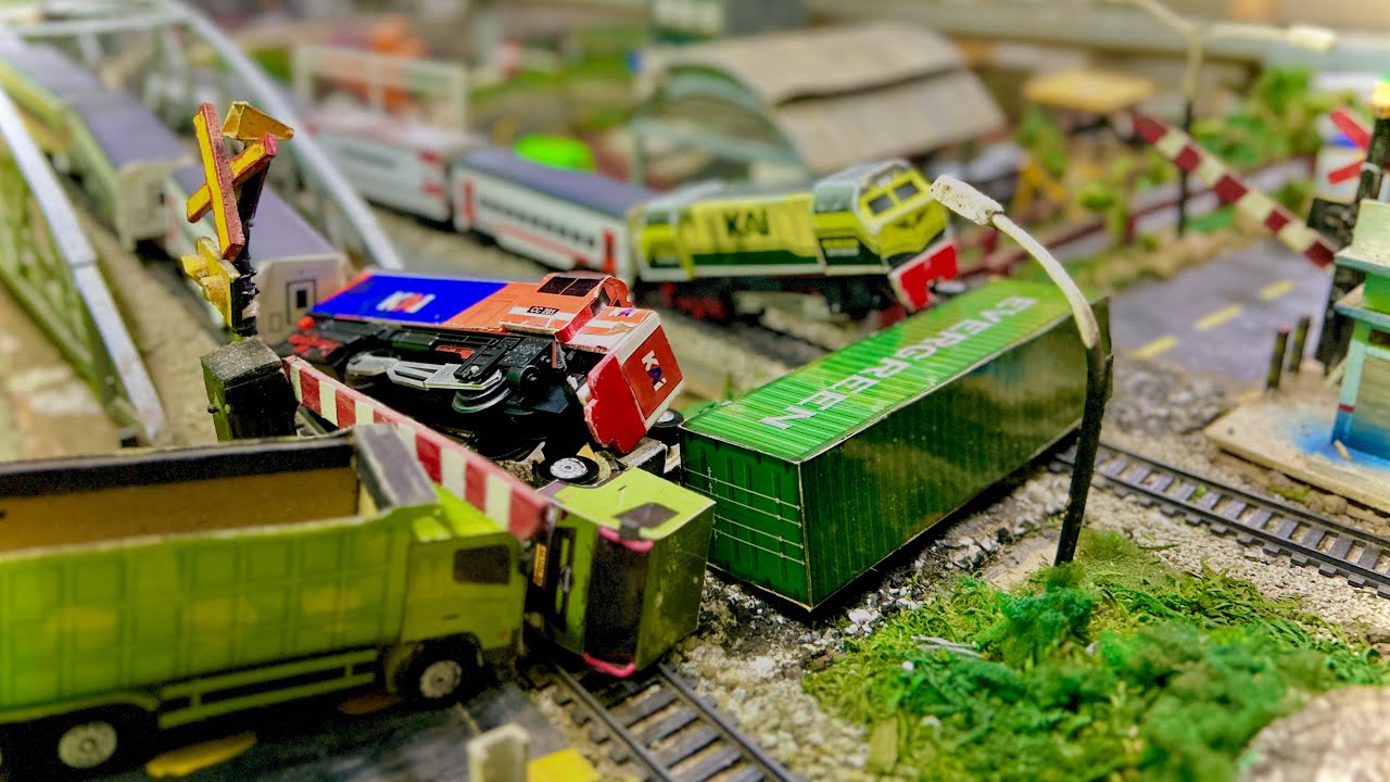 Berburu Dan Menemukan Mainan Kereta Api Lokomotif Cc206, Cc201 Menabrak Gerbong Panjang Anjlok