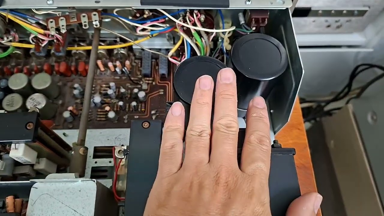 Amply Victor JA-S9 với 7 nút chỉnh âm sắc như EQ, nghe nhạc vàng