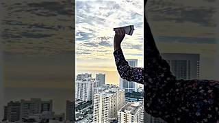 Eles Jogaram Um Avião De Papel Da Cobertura Do Prédio