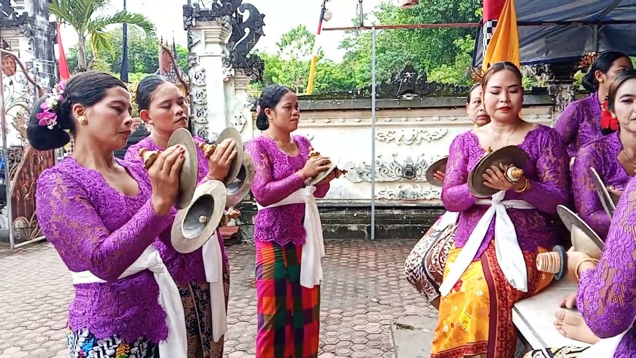 Sekeha gong istri desa adat batumadeg