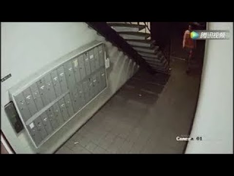 女子深夜经过楼道，监控拍下她缺德一幕！ ! ! !