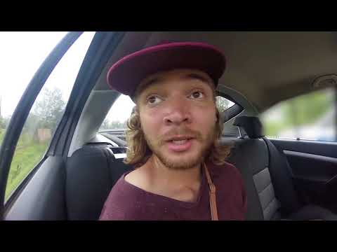 რუსს ტურისტს  ქართული პოლიცია ემსახურება ..იმედია რუსები დინახავენ სიკეთეს