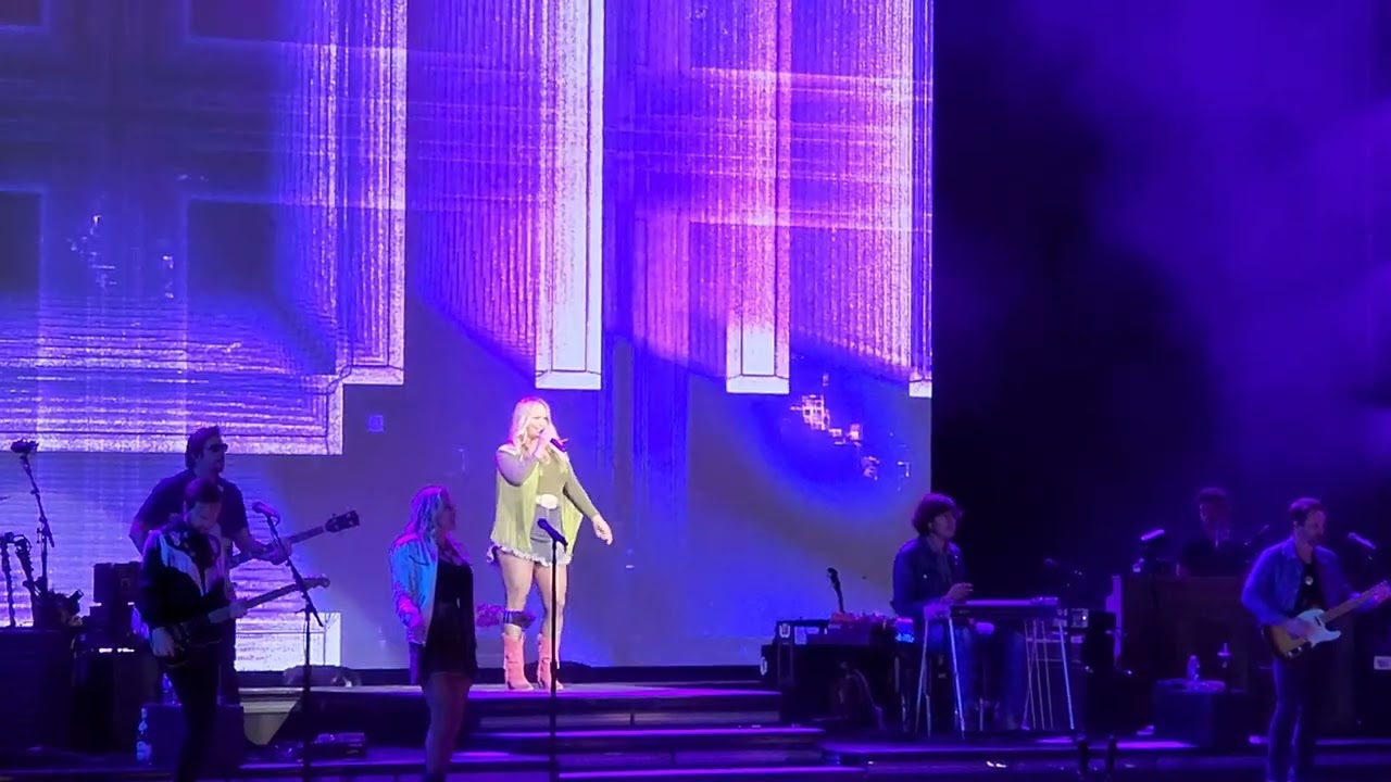 Miranda Lambert - Actin' Up - live in Toronto (Bandwagon Tour)