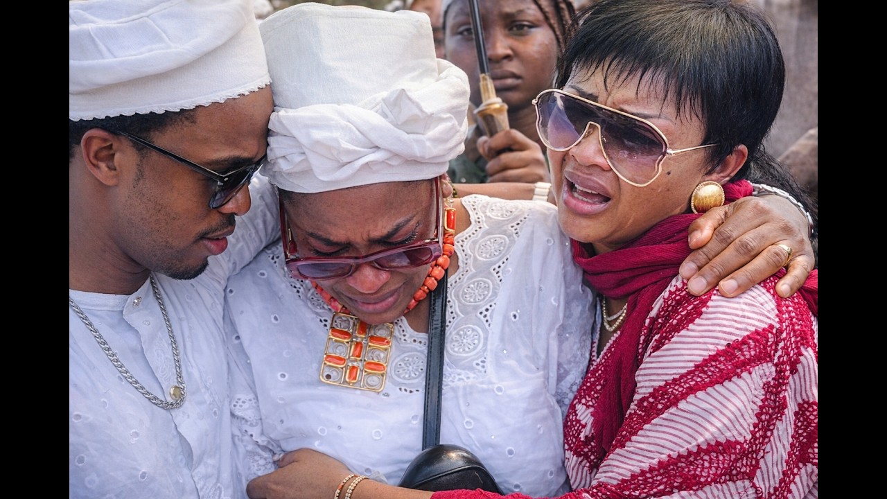 Фатия Балогун в слезах и боли хоронит свою любимую мать – ее сын и Мерси Айгбе держат ее на руках.