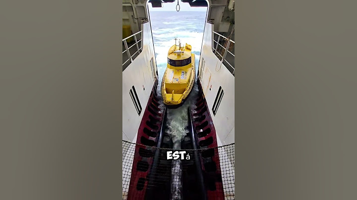 ¡Maniobra Arriesgada! Acoplamiento de Barcos en Alta Mar 🛥️🌊 #shorts