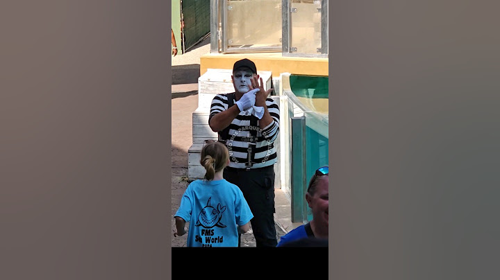 The mime Tom receives a kiss on the cheek and then shows off his wedding ring 😂🤣 #tomthemime