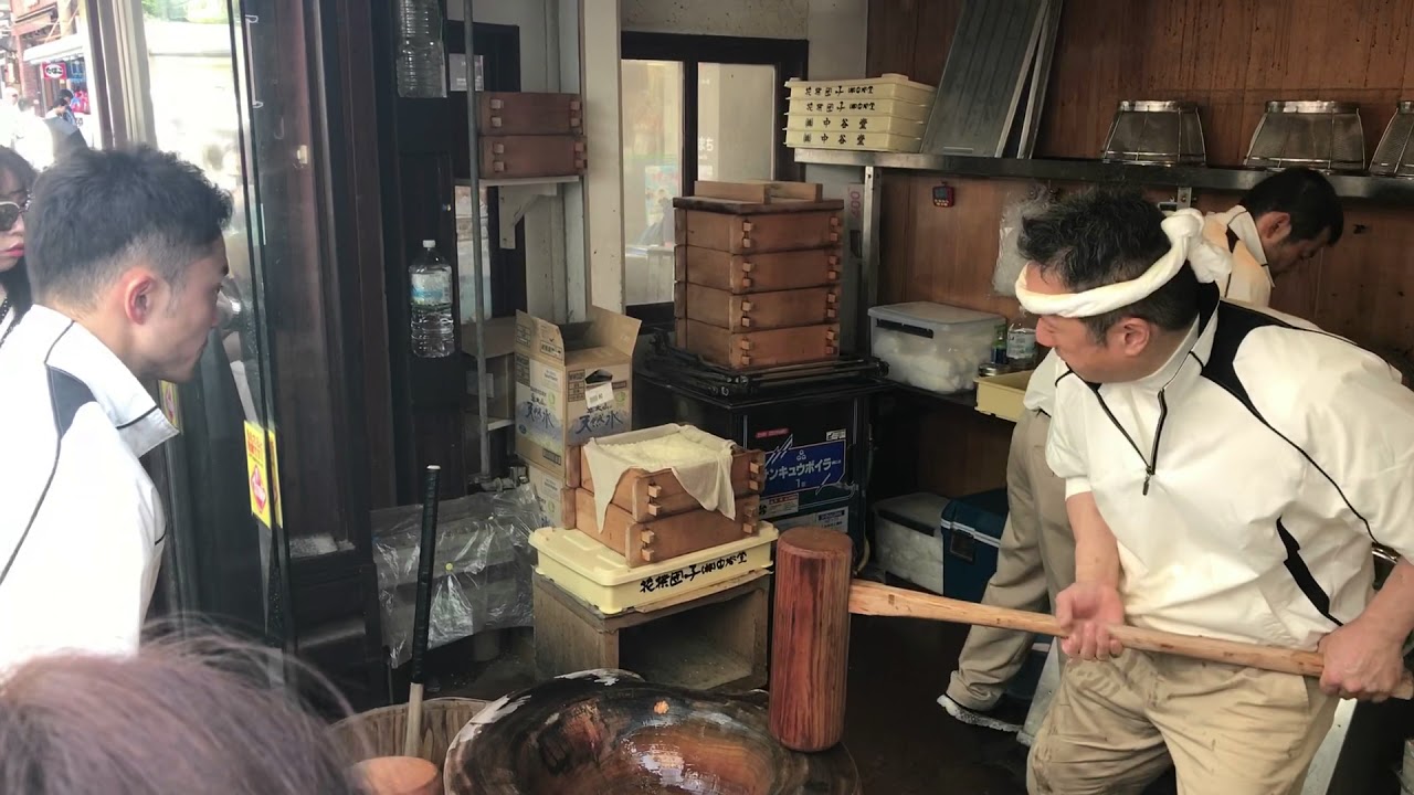 Nara - Pounding Mochi at Nakatanidou