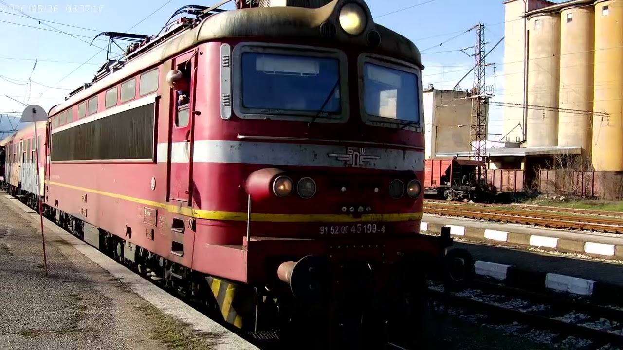 Бързият влак за София 45 199 заминава от гара Враца