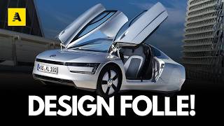 1 litro per 100 km Lecologia e lefficienza della Volkswagen XL1 (diesel ⚠️)
L’Auto da 100 km con un Litro: Il Miracolo (Dimenticato) della Volkswagen XL1
Mentre il mondo dell’auto si interroga sul futuro della mobilità elettrica, esiste un unicorno tecnologico che, già dieci anni fa, aveva risolto l’equazione dellefficienza estrema. Non è un’auto a batteria, ma un gioiello di ingegneria che sfida le leggi della fisica con un cuore a gasolio: è la Volkswagen XL1.
Definita l’anti-supercar per eccellenza, la XL1 non è nata per battere record di velocità, ma per frantumare ogni parametro di consumo. Nata dalla visione maniacale di Ferdinand Piëch – luomo dietro la Bugatti Veyron e la rinascita di Porsche – questa vettura rappresenta lapice della ricerca tecnologica del Gruppo Volkswagen. Se la Veyron cercava i 1000 cavalli, la XL1 cercava il litro per 100 km. E ci è riuscita.
Con un peso piuma di soli 795 kg e un coefficiente aerodinamico (Cx) di appena 0,189, la XL1 scivola nell’aria come un aliante. Ogni dettaglio è pensato per minimizzare gli attriti:
- Monoscocca in carbonio: materiali da Formula 1 per una city-car.
- Porte a farfalla: un tocco estetico che nasconde una necessità strutturale.
- Niente specchietti: sostituiti da telecamere digitali (e-Mirrors) per ridurre la resistenza allaria.
- Ruote carenate: per un flusso aerodinamico senza turbolenze.
Il segreto della sua efficienza risiede nel sistema Plug-in Hybrid che abbina un motore bicilindrico TDI da 800 cc (derivato dal celebre 1.6 TDI) a ununità elettrica. Il risultato? Un consumo omologato di 0,9 litri/100 km e appena 21 g/km di CO2. Un dato che, a distanza di anni, fa riflettere sulla demonizzazione del motore a gasolio e sulle potenzialità che questa tecnologia avrebbe potuto esprimere se supportata diversamente dalla politica.
Prodotta in soli 250 esemplari, guidare oggi una XL1 è un’esperienza mistica. Nonostante le dimensioni compatte, labitacolo offre soluzioni geniali come i sedili disassati per massimizzare lo spazio interno. È un orologio svizzero prestato allautomobilismo, una dimostrazione di forza tecnica che rimane, ancora oggi, il punto di riferimento insuperato per chiunque parli di vera efficienza energetica.
Visita il nostro sito: www.automoto.it
Iscriviti al canale: https://www.youtube.com/user/redazioneautomoto
Facebook: https://www.facebook.com/AutoMoto.it
Instagram: https://www.instagram.com/automoto_it/?hl=it
Twitter: https://twitter.com/Automoto_it
TikTok: https://www.tiktok.com/@automotoit
Whatsapp: https://bit.ly/47CNr3k 1 litro per 100 km Lecologia e lefficienza della Volkswagen XL1 (diesel ⚠️)