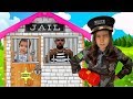 CRIANÇA FINGE BRINCAR de SER POLICIAL 6 ★ KIDS PRETEND PLAY WITH POLICE COSTUME ★ VIDEO PARA CRIANÇA