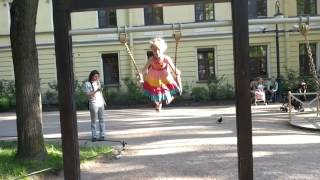 20140523 качели в Михайловском Дима с Ярошей качаются