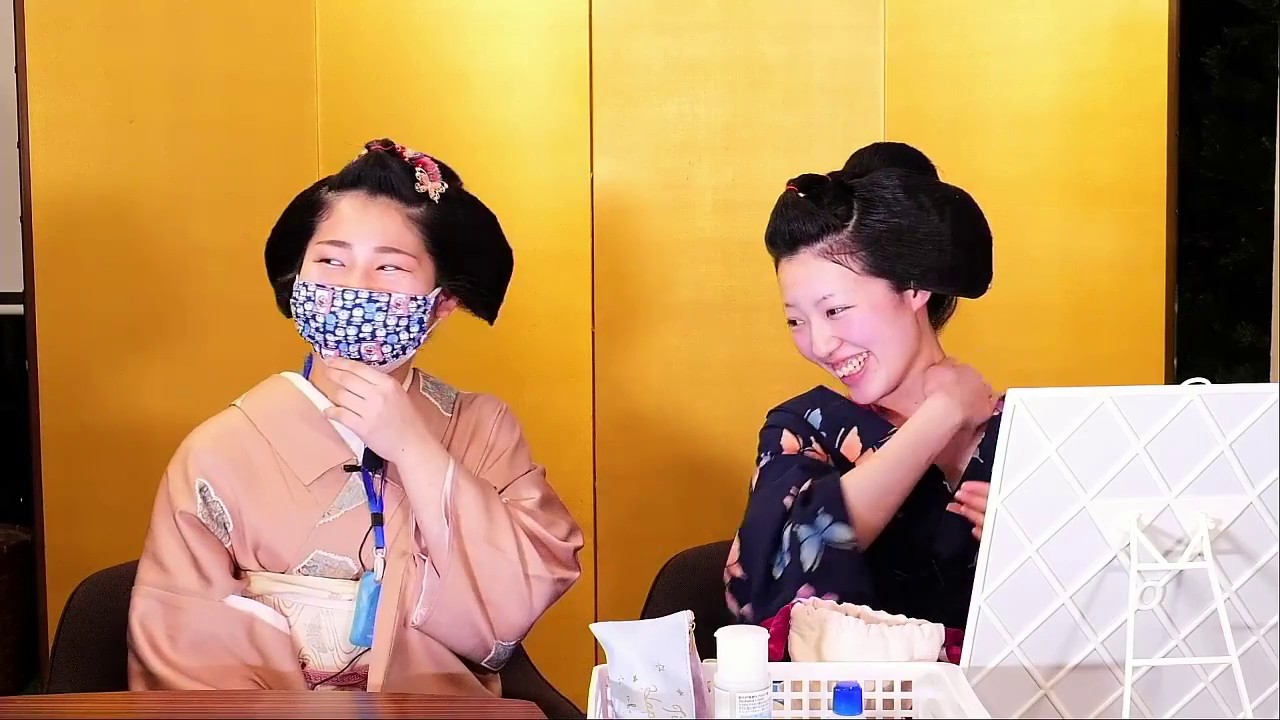 舞子のライブ白塗りメイクと着付け！Maiko makeup LIVE Part1 - YouTube