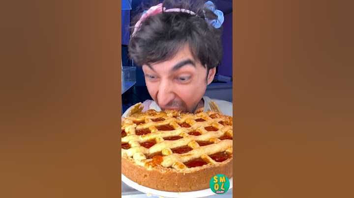 I scarafaggi hanno mangiato tutta la torta? 🪳🍰 Il bambino non ha paura degli insetti 🙀
