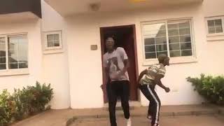 Sister Derby Twerking To Official Kwames 5 Fingers