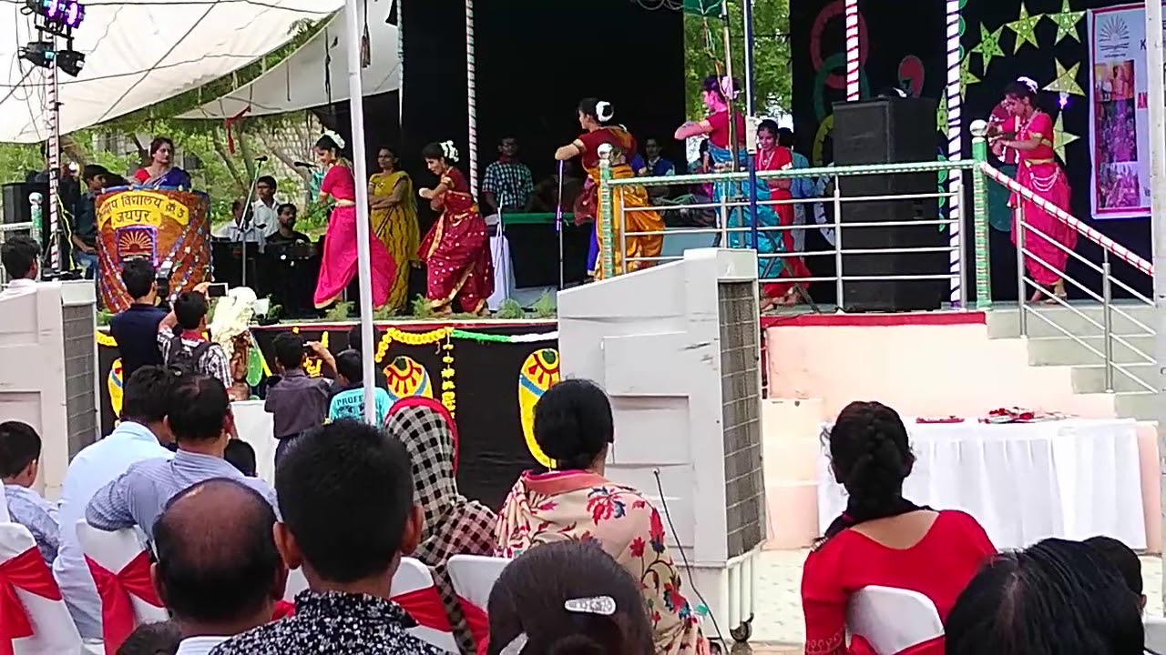 Marathi dance... At annual Function - YouTube