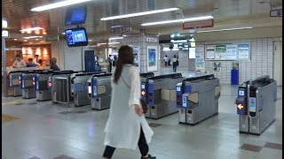 夜の阪急京都線の高槻市駅の改札口の風景