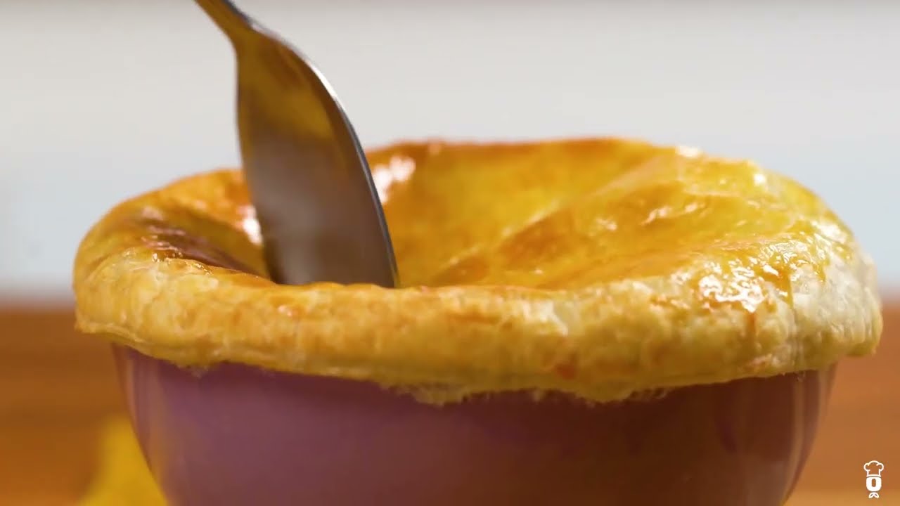 PARECE DE RESTAURANTE CHIQUE: SOPA DE CEBOLA COM MASSA FOLHADA PARA UM JANTAR FÁCIL E IRRESISTÍVEL