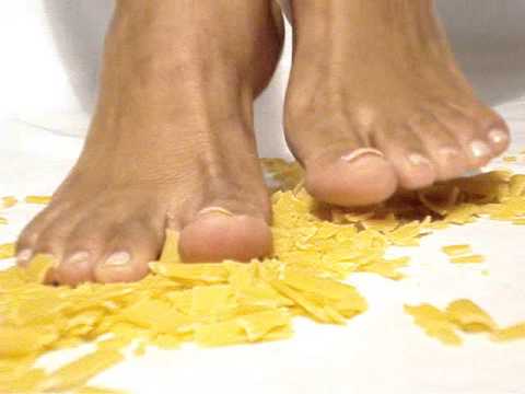 PAULA CRUSHING UNCOOKED PASTA