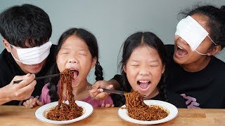 짜장면 먹기 게임  Jajang Noodle Eating GameTwinRoozi Family 쌍둥이루지 가족 먹방  Mukbang