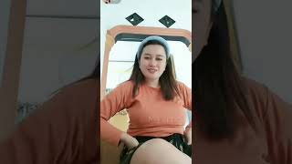 Duduk Santai Di Atas Sofa Manis 15