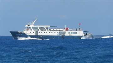 Cận cảnh tàu Hưng Phát 26 tăng tốc về cảng Phú Quý