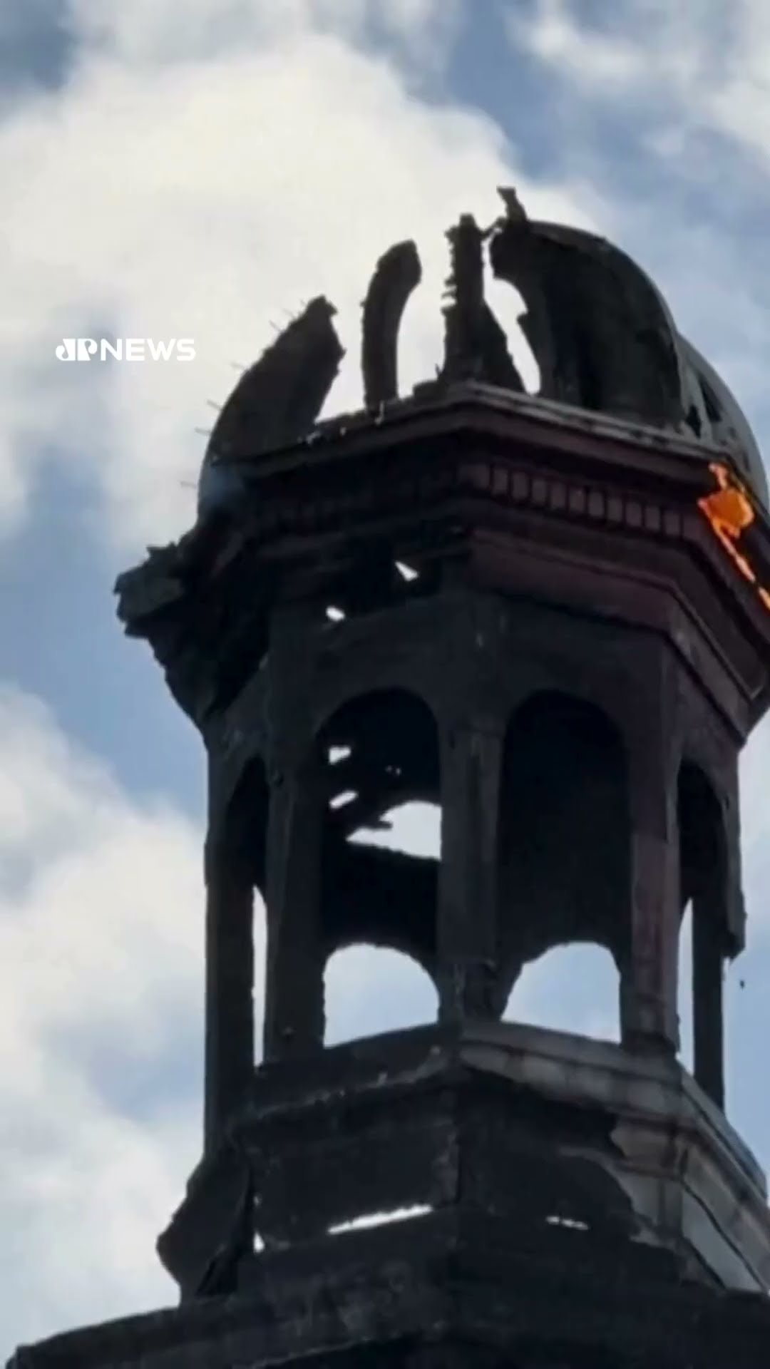 Incêndio destrói torre do sino da prefeitura de um distrito de Paris: “parecia a Notre-Dame” #Shorts