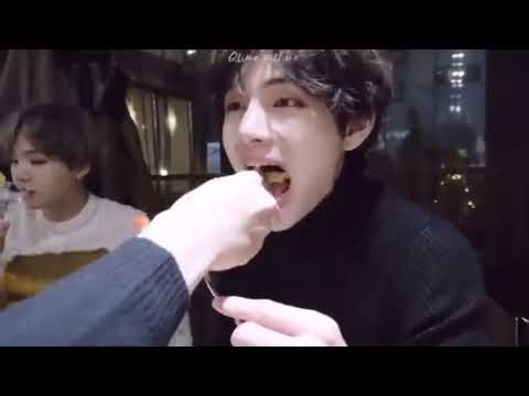 Vmin suloulmates feeding food each other 💜
