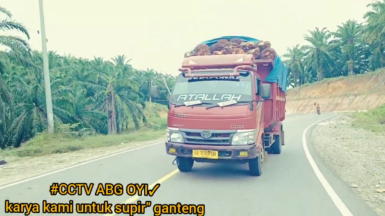 Oleng parah mobil sawit - YouTube