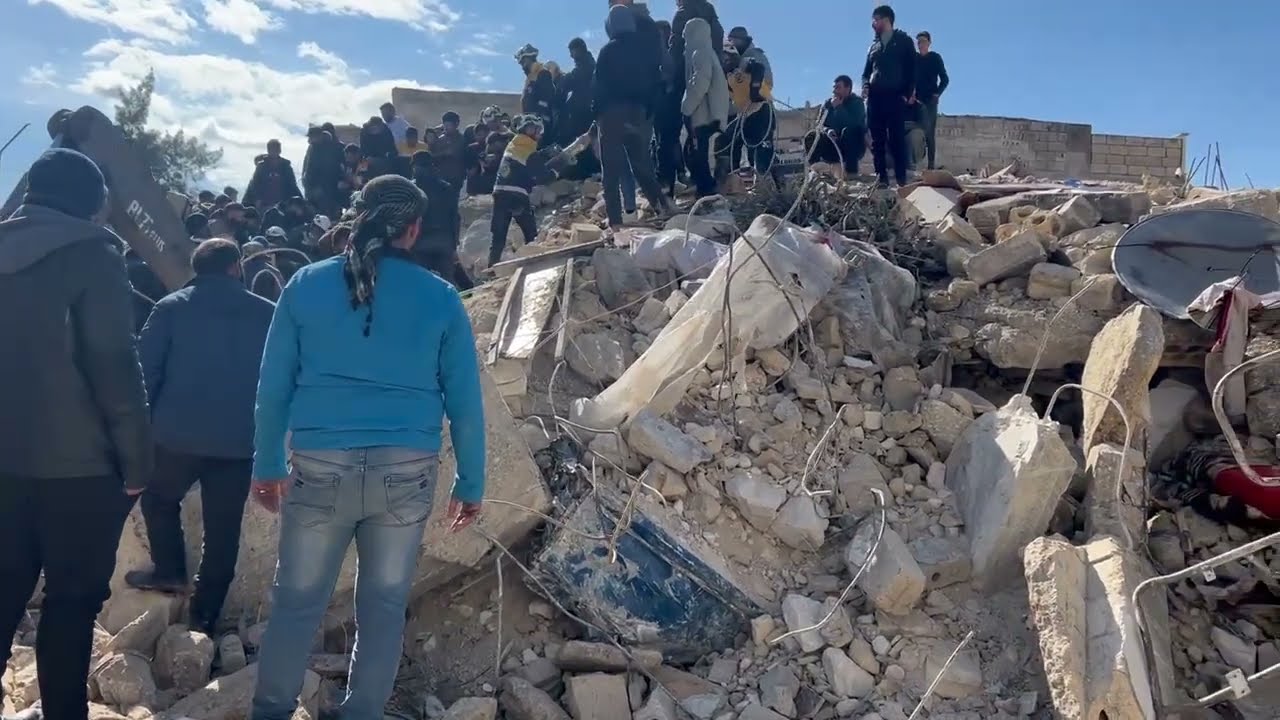 استمرار عمليات البحث في بلدة أرمناز بريف إدلب الغربي بجهود متواصلة للدفاع المدني