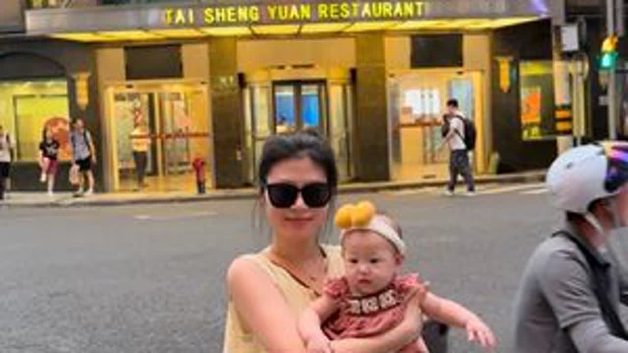 都说宝儿不哭不闹，这个视频拍到看看宝儿打滚的样子啦，全职宝妈带八月零女儿上海极限12小时之勇闯母婴展、打卡景点、打卡美食的vlog， #记录真实生活 #vlog日常 #宝妈 #带娃