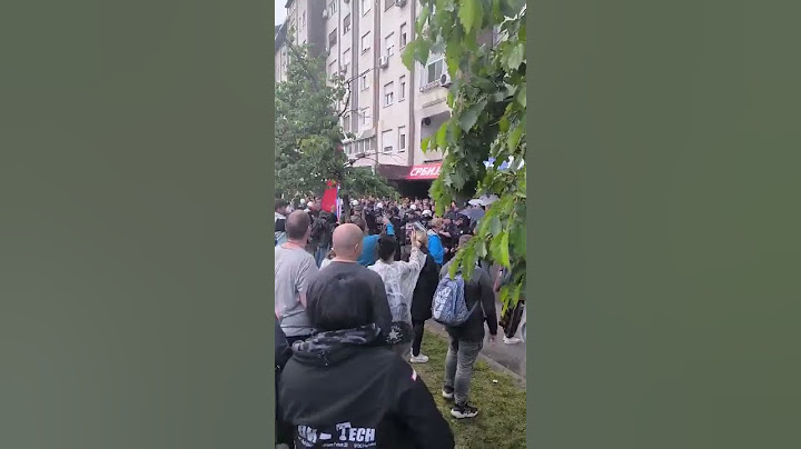 Haos u Novom Sadu ispred prostorija SNS-a.