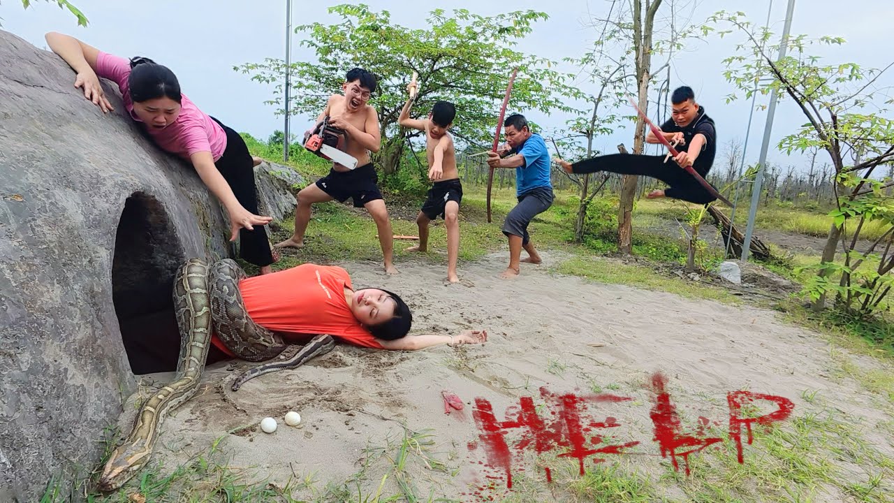 Ужас! Четверо охотников спасли девушку из этнической группы, на которую напали гигантские питоны.