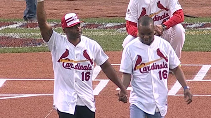 CHC@STL Gm1: Sanders and brother throw first pitch