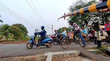 Gateman Trouble To Handel Railgate : Dangerous Speedy Intercity Express Honking & Furiously moving