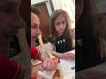 Mangia gli arachidi