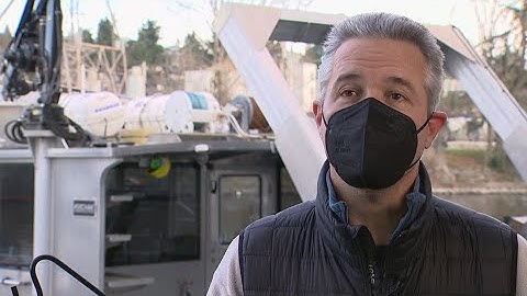 Scientist explains project to measure underwater noise