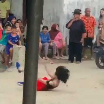 video lucu bikin ngakak waria bencong cucuk lampah jungkir balik salto viral #shorts