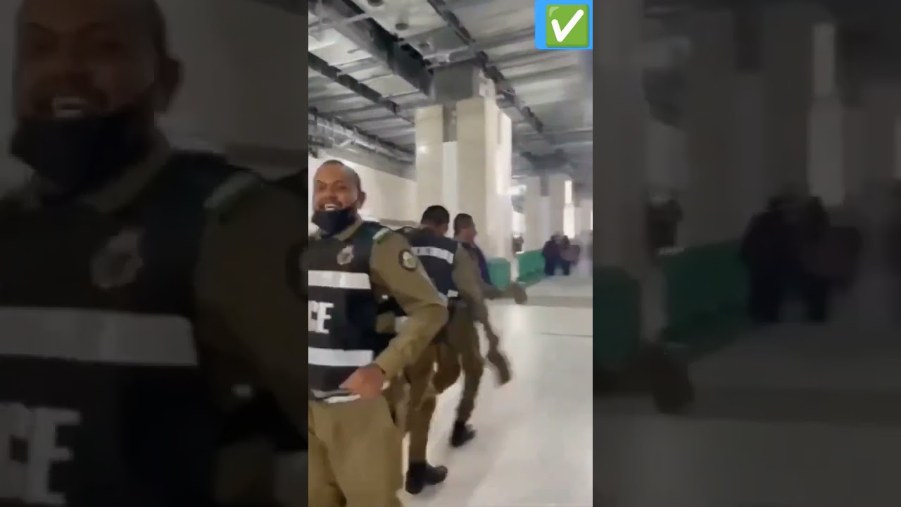فرحة رجال الأمن بعد صلاة ⁧‫عيد الفطر‬⁩ عقب انتهاء مهمتهم بنجاح في خدمة ضيوف الرحمن خلال ⁧‫رمضان‬⁩.