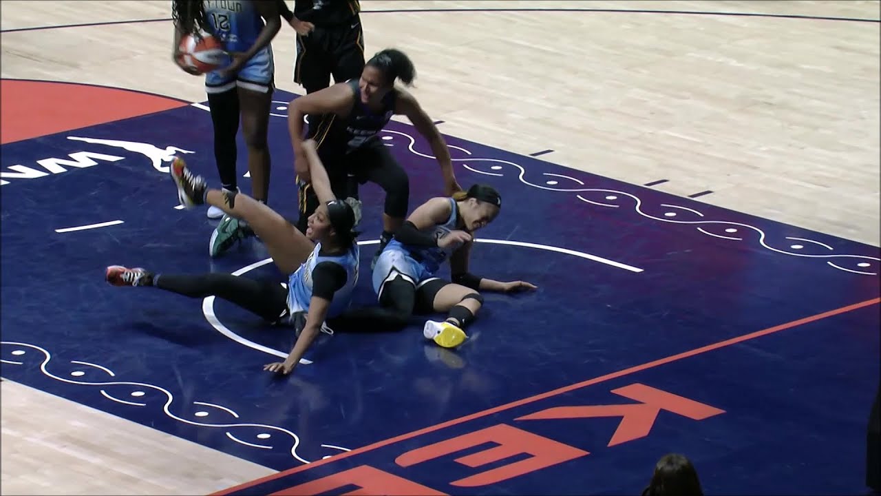 🤐 Angel Reese SHOVED DOWN After Chennedy Carter Takes Angel's Knee To ...