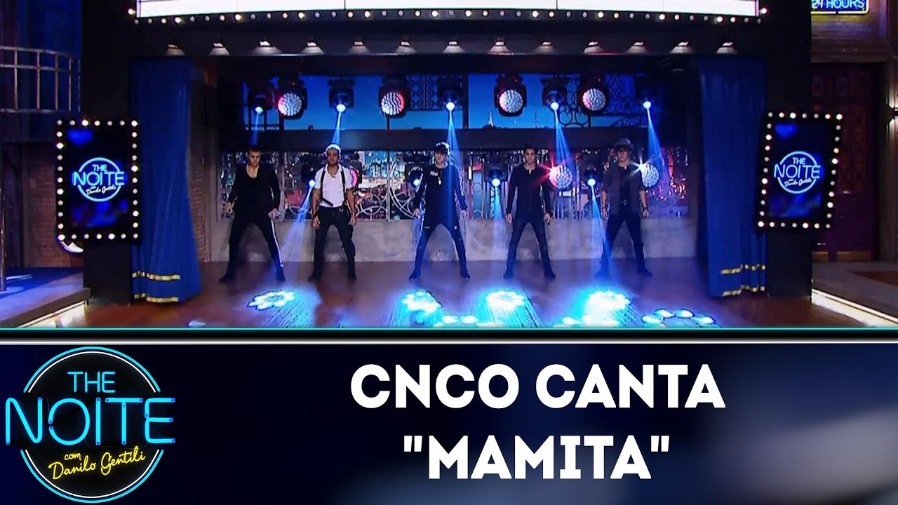 CNCO canta 