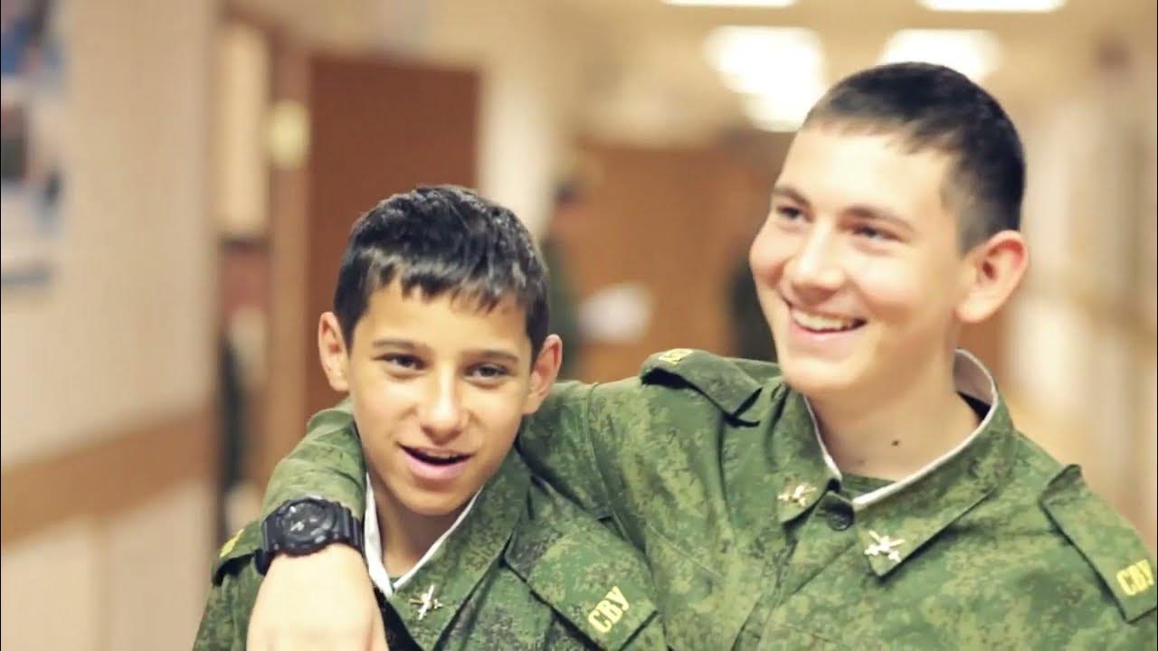 Песня мальчишки военной поры. Мальчик военный. Молодые военные мальчиики. Мальчики военные закрытой лицо. Два военных мальчика.