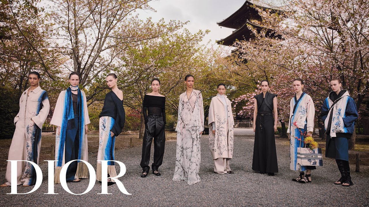 【後ろ姿もオシャレを鮮度アップ♪】Dior シュシュ Dior Fall 2025 Show - YouTube