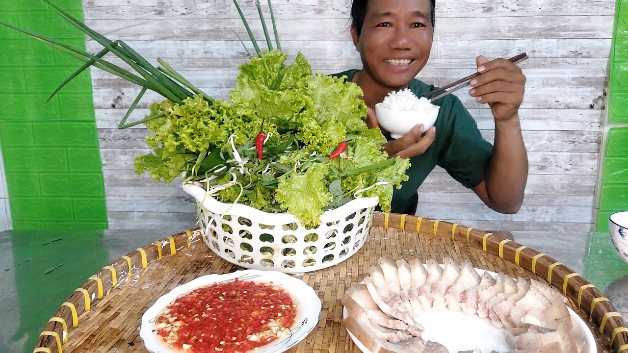 ĂN MỘT GỖ RAU VÀ DĨA THỊT MỠ CÙNG DĨA NƯỚC MẮM SIÊU CAY ĂN NHƯ THÁNH ĂN ...