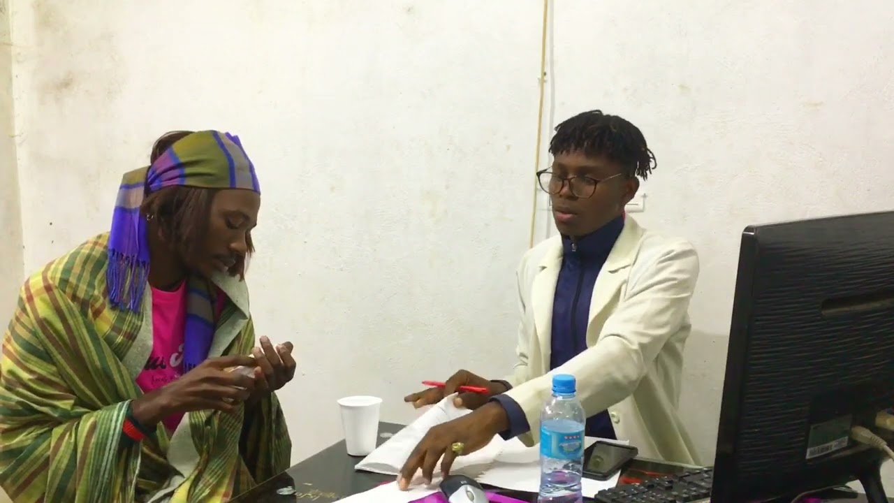 Eu só tinha dores de Coluna; e o estagiário me deu comprimidos de HIV😭